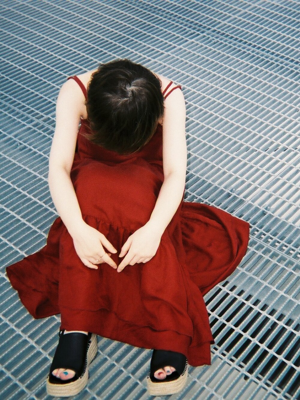 「夏コーデ、これが私をアゲる服、江の島」｜「MOUSSYのDOUBLE STRAP FLARE ドレス（ワンピース、レッド系）」を使った、xinyiさん（レディース・162cm）の春コーディネートの1枚目の写真
