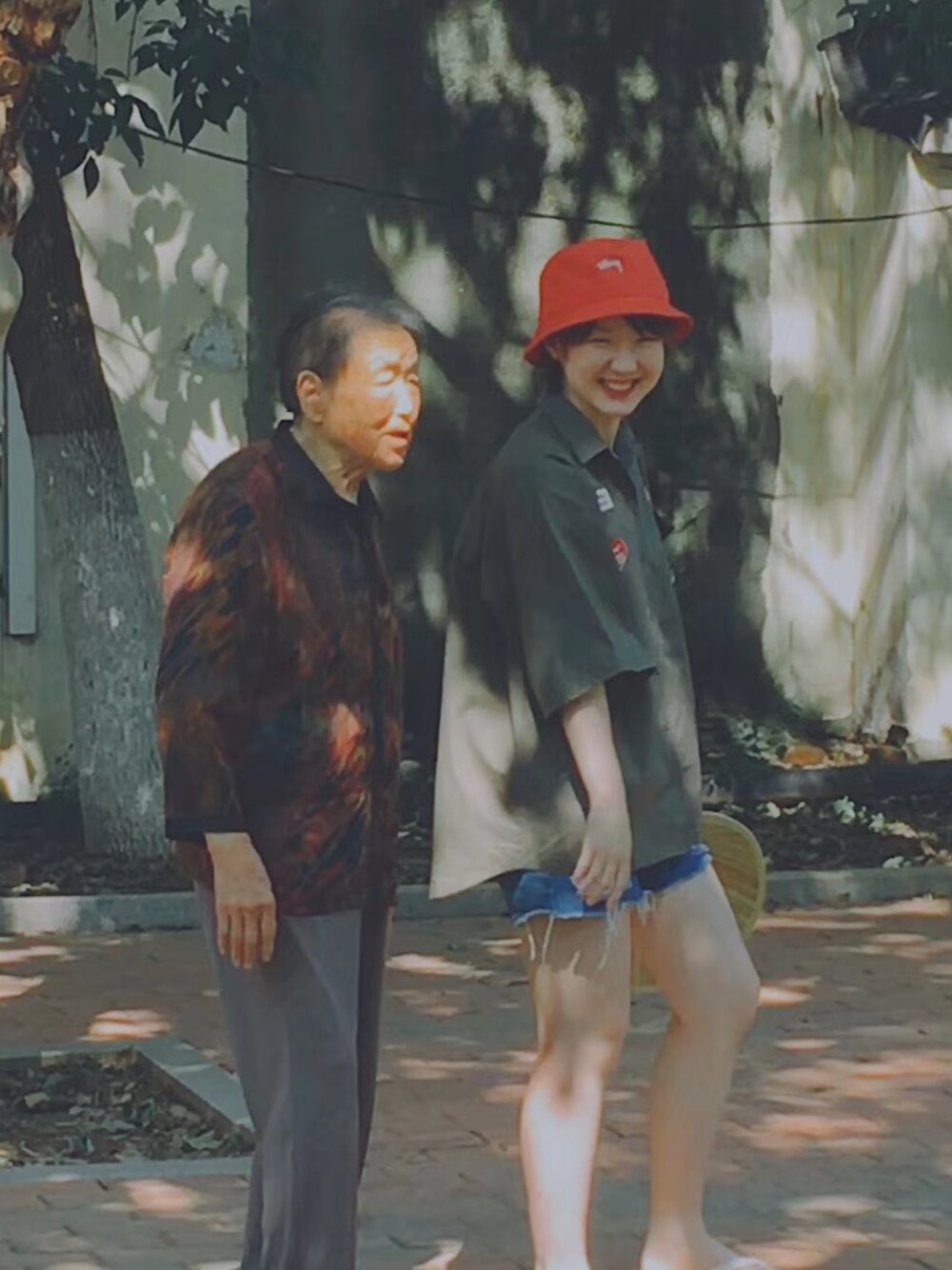 「実家、時差投稿、夏休み、おばあちゃん」｜「STUSSYのStock Bucket Hat（ハット、レッド系）」を使った、xinyiさん（レディース・162cm）の春コーディネートの1枚目の写真