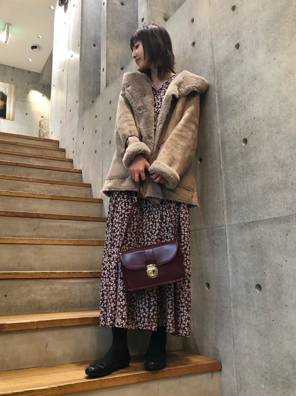 「フェイクムートン、リバーシブル、ムートンコート、ゆるコーデ、ワンピース、ロングワンピース、花柄、レトロ、ビンテージ、アーバンリサーチ」｜「RODE SKOのSERENA ガラスショルダーバッグ（ショルダーバッグ、レッド系）」を使った、hanamiさん（レディース・157cm）の秋コーディネートの1枚目の写真