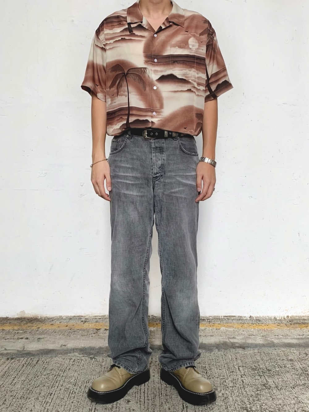 「夏、牛仔褲、ootd、stussy、Maison Margiela、HELMUT LANG、BOTTEGA VENETA、古着MIX、anderssonbell」｜「STUSSYのアイテム（シャツ/ブラウス、ベージュ系）」を使った、avlsn5さん（メンズ・180cm）の春コーディネートの1枚目の写真