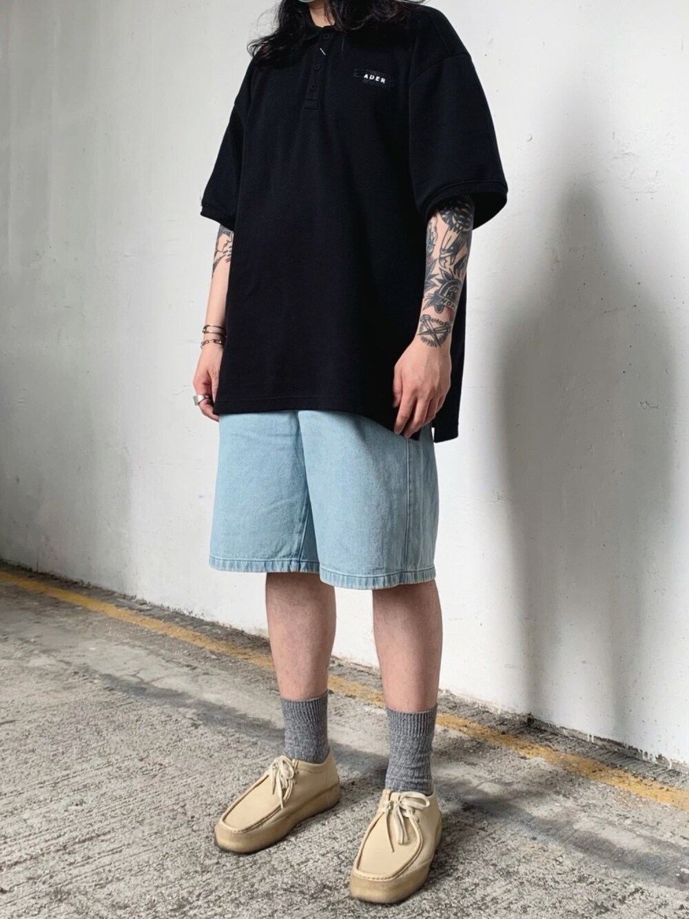 「夏、ootd、街頭穿搭、夏コーデ、今日のコーデ、今日の服、ADER error、これが私をアゲる服、JWANDERSON、clarks」｜「ADER errorのアイテム（ポロシャツ、ブラック系）」を使った、avlsn5さん（メンズ・180cm）の春コーディネートの1枚目の写真