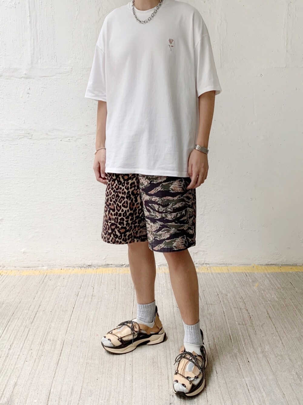 「これが私をアゲる服、FIVE CM、anderssonbell、UNIQLO、ootd、夏、夏コーデ、今日のコーデ、今日の服、白Tシャツ」｜「FIVE CMのアイテム（Tシャツ/カットソー、ホワイト系）」を使った、avlsn5さん（メンズ・180cm）の春コーディネートの1枚目の写真