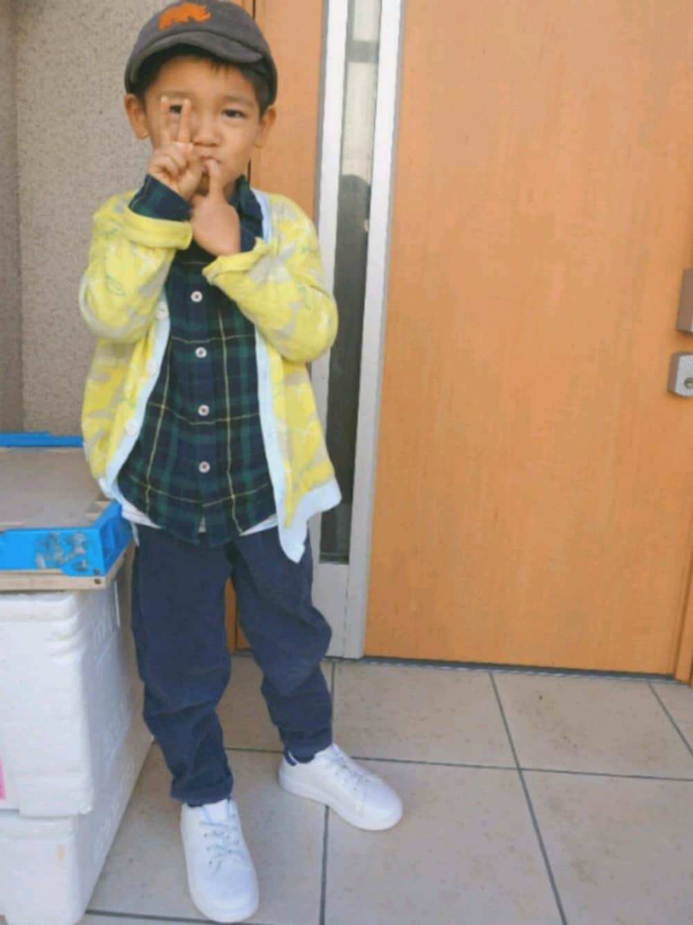 「むすこーで、キッズコーデ、キッズファッション、男の子コーデ、男の子、マーキーズ、ライトオン」｜「Seraphのアイテム（カーディガン/ボレロ、イエロー系）」を使った、ビュートさん（キッズ・100cm）の秋コーディネートの1枚目の写真