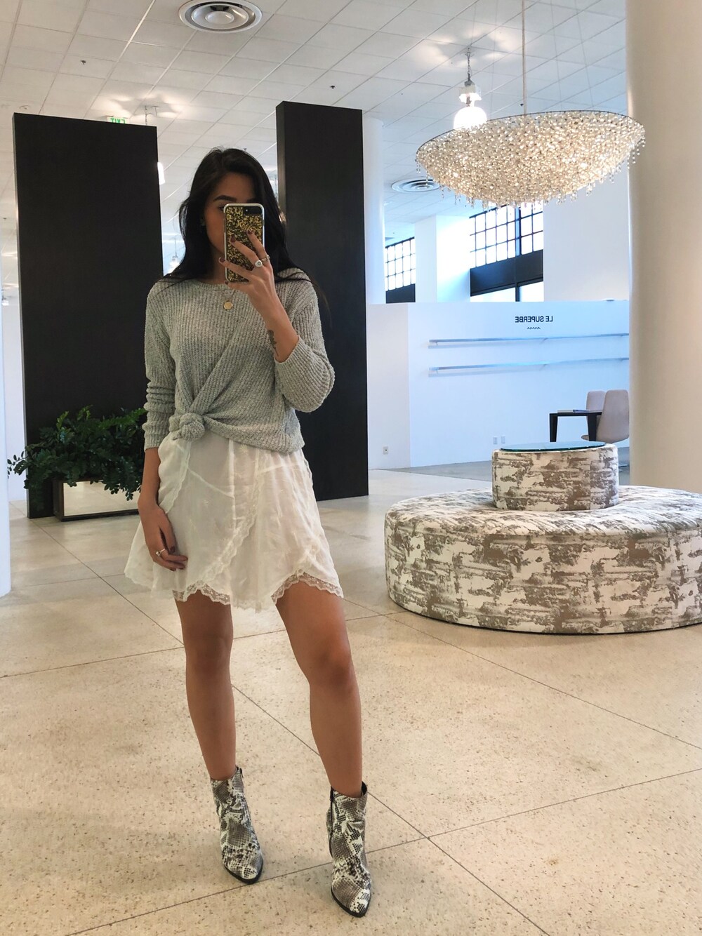 「dress、white、gray、sweater、boots、booties」｜「FREE PEOPLEのアイテム（ワンピース/ドレス、ホワイト系）」を使った、Stefani Lindenbergさん（レディース・170cm）の春コーディネートの1枚目の写真