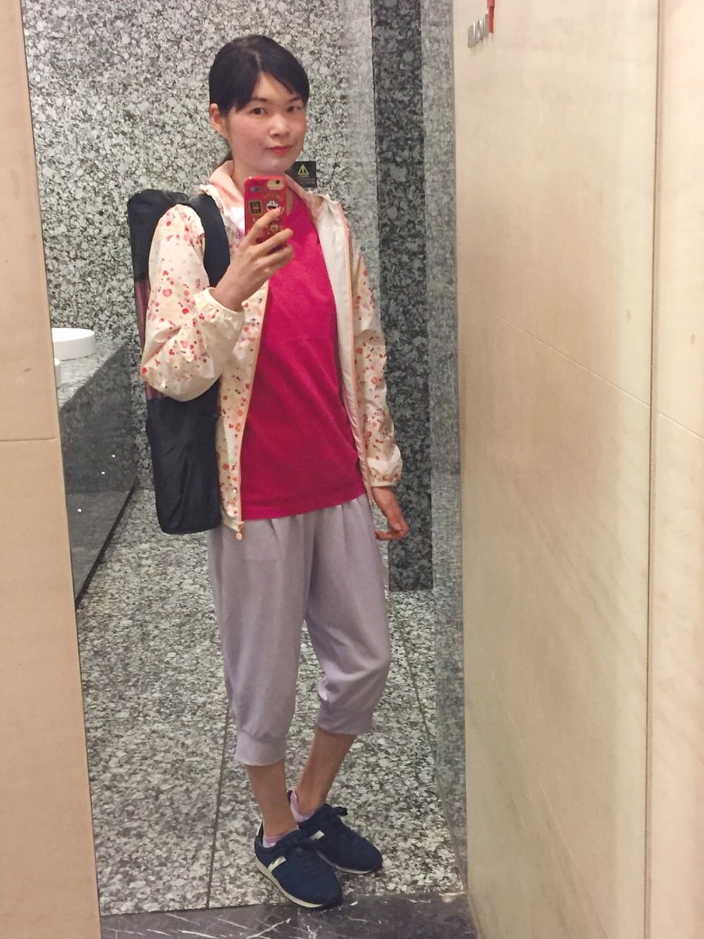 ホワイト系のナイロンジャケット、ピンク系のTシャツ/カットソー、パープル系のその他パンツを着用したレディースの春コーディネートの1枚目の写真