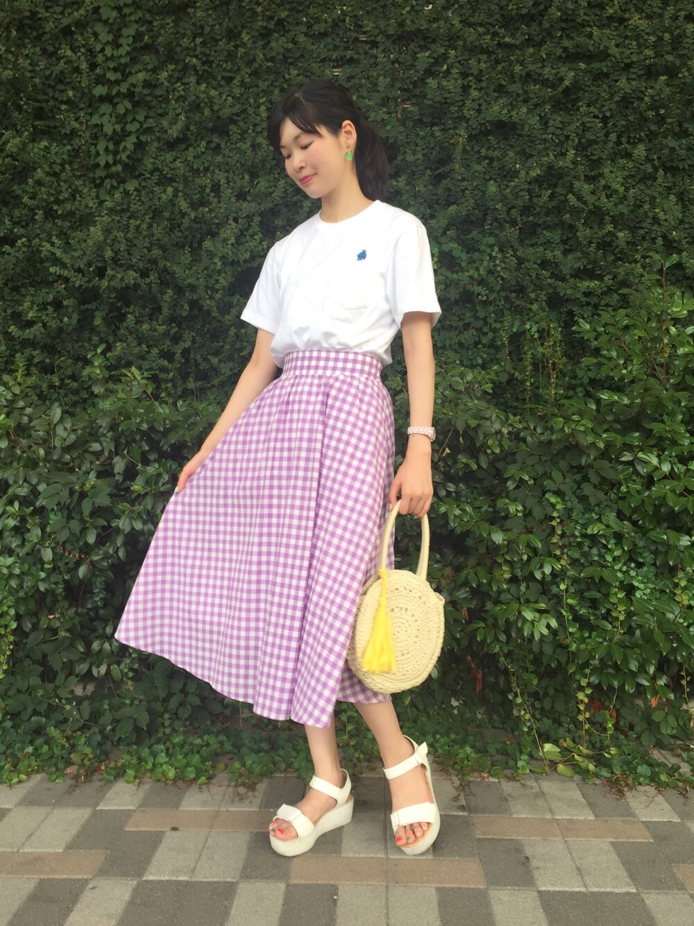 パープル系のスカート、ホワイト系のTシャツ/カットソー、ホワイト系のサンダルを着用したレディースの夏コーディネートの1枚目の写真