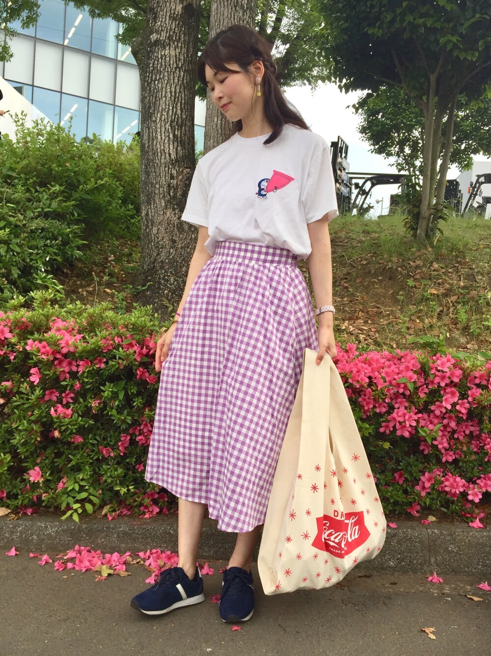 パープル系のスカート、ホワイト系のトートバッグ、ホワイト系のTシャツ/カットソーを着用したレディースの夏コーディネートの1枚目の写真