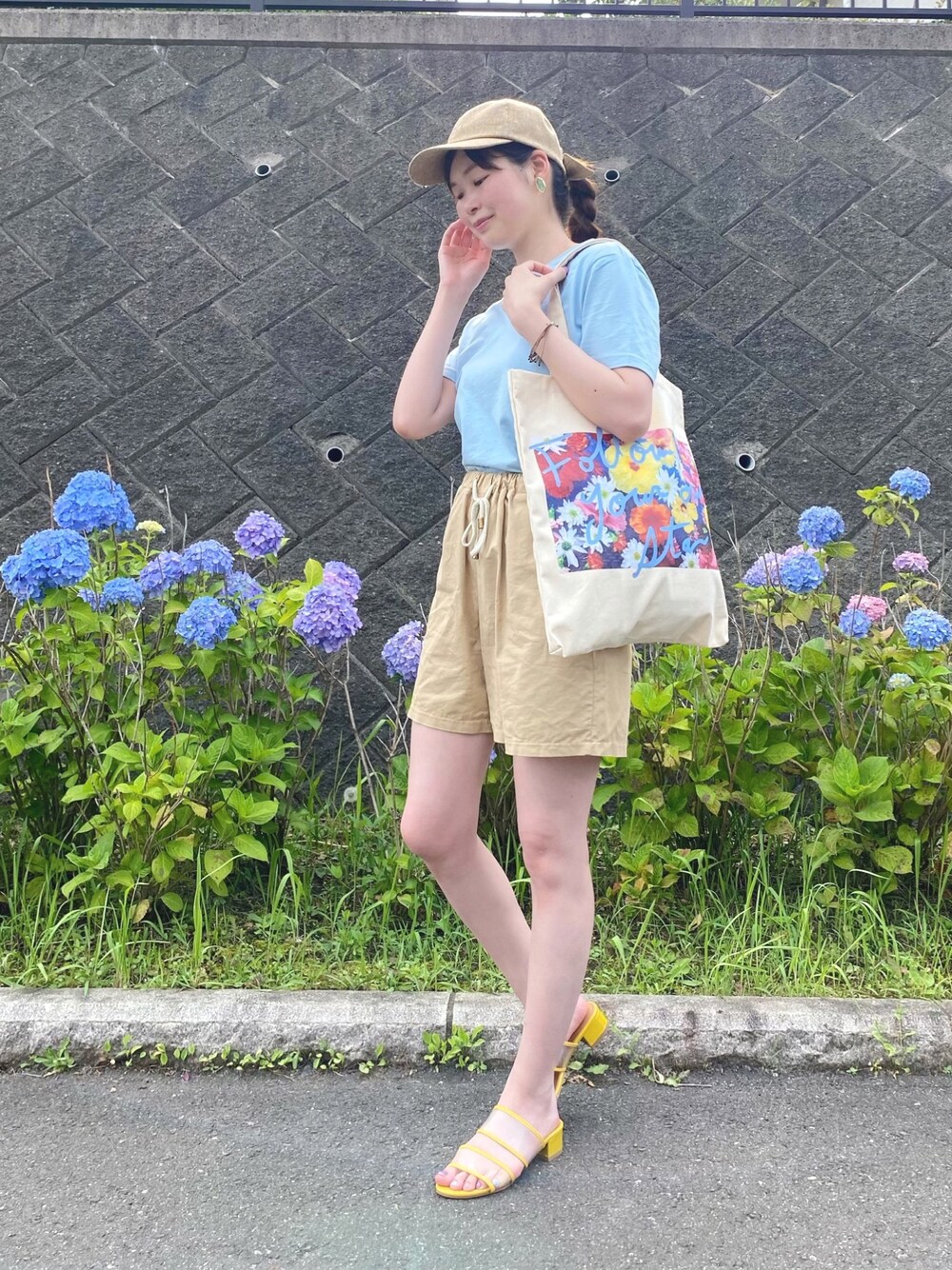 「これが私をアゲる服、休日スタイル、お散歩♪、ラクチンコーデ、初夏コーデ、Tシャツ、ショートパンツ、サンダル、プチプラコーデ、GU」｜「coca（coca）のコットン100％ウエストリボンフレアショートパンツ（その他パンツ、ベージュ系）」を使った、北澤 希世子さん（レディース・165cm）の春コーディネートの1枚目の写真