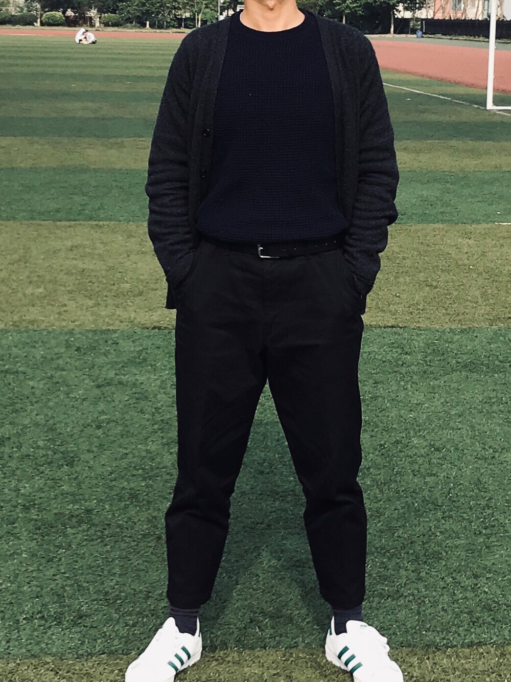 「大人カジュアル」｜「UNIQLOのアイテム（カーゴパンツ、ブラック系）」を使った、RichardlikesJamesさん（メンズ・180cm）の冬コーディネートの1枚目の写真