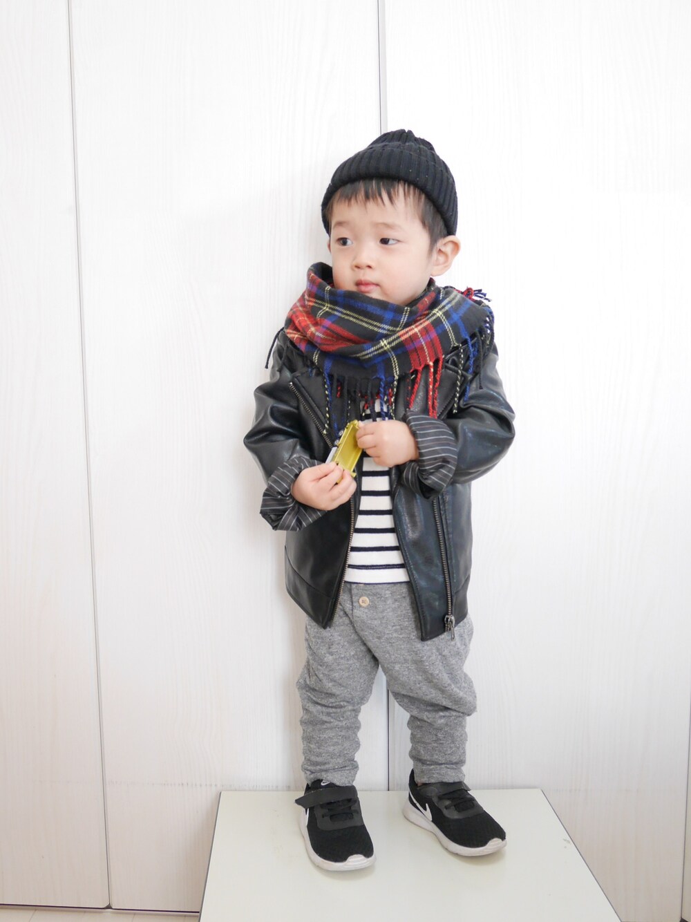 「ライダースジャケット、ちびボーダー族、子供カッコイイ、ニット帽、おとこのこ、１歳８ヶ月」｜「any Famの【KIDS雑貨】両側フリンジ スヌード（ストール/ショール、ブラック系）」を使った、Ｋ×Ｓ˙ᵕ˙♡さん（キッズ・80cm）の冬コーディネートの1枚目の写真