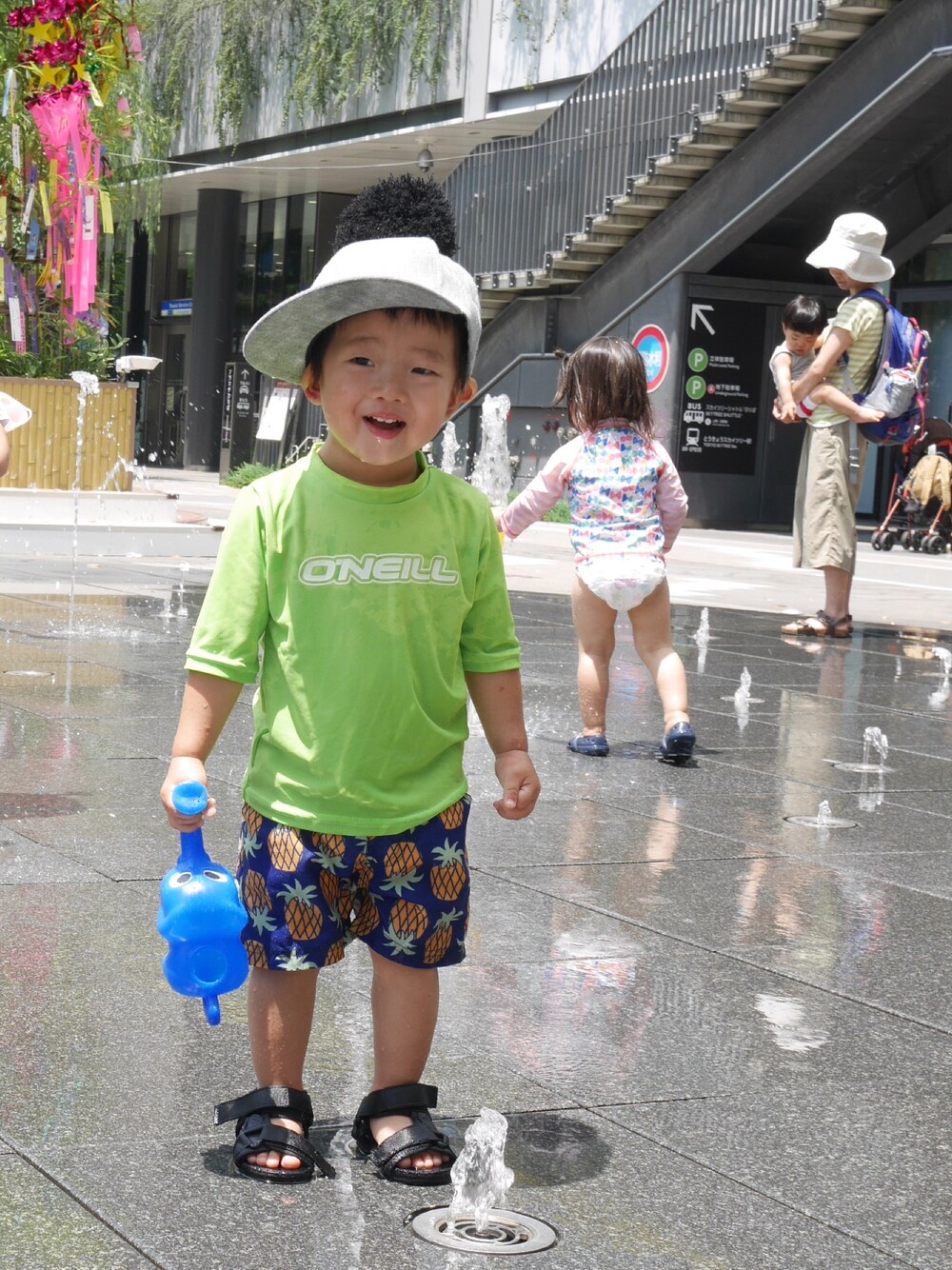 「夏コーデ、キッズファッション、おとこのこ、2歳、キャップ、キャップ部、水遊び」｜「O'NEILLのアイテム（ラッシュガード、グリーン系）」を使った、Ｋ×Ｓ˙ᵕ˙♡さん（キッズ・80cm）の夏コーディネートの1枚目の写真