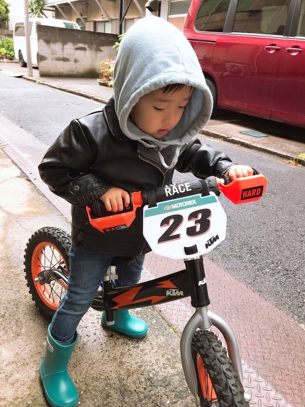 「カジュアル、おとこのこ、2歳10ヶ月、ライダース、長靴」｜「BREEZEのもっとスキニーデニム（デニムパンツ、ブルー系）」を使った、Ｋ×Ｓ˙ᵕ˙♡さん（キッズ・90cm）の春コーディネートの1枚目の写真