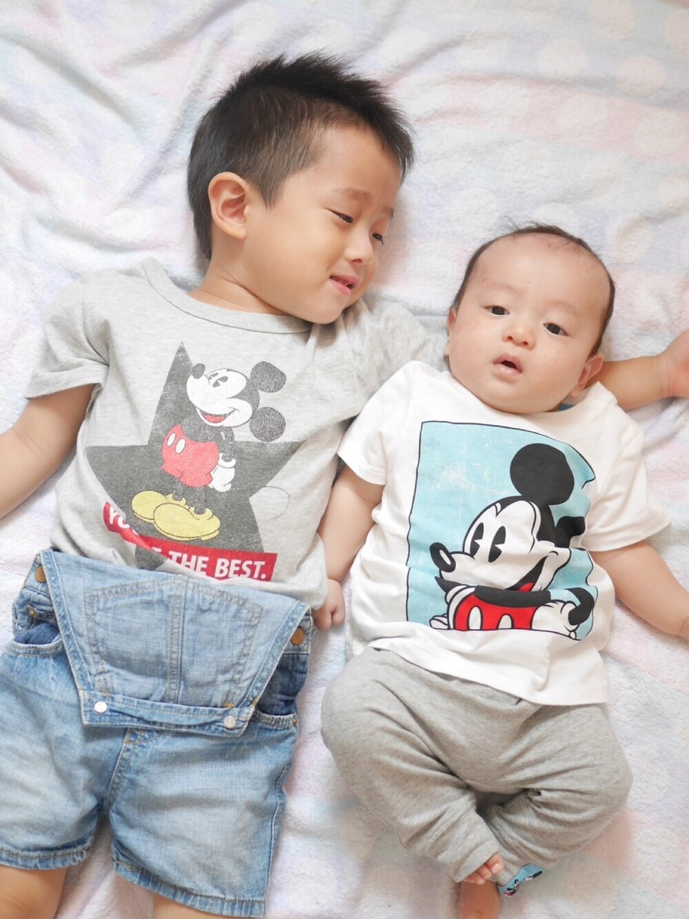 「ミッキー、kids、男の子、3歳、３歳２ヶ月、０歳、生後3ヶ月、リンクコーデ、兄弟コーディネート」｜「H&Mのアイテム（セットアップ、ホワイト系）」を使った、Ｋ×Ｓ˙ᵕ˙♡さん（キッズ・90cm）の秋コーディネートの1枚目の写真