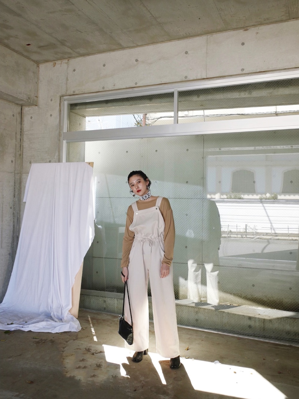 「オトナカジュアル、ラフ、サロペット、CLANE」｜「CLANEのLOOSE SALOPETTE PANTS（サロペット/オーバーオール、ホワイト系）」を使った、松本ゆりなさん（レディース・158cm）の春コーディネートの1枚目の写真