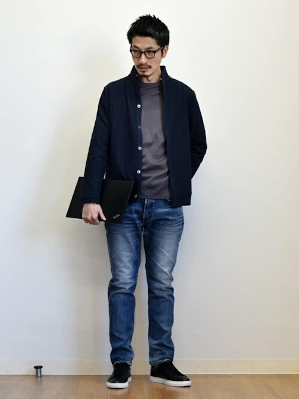 ブルー系のカーディガン/ボレロ、グレー系のTシャツ/カットソー、ブルー系のデニムパンツを着用したメンズの冬コーディネートの1枚目の写真
