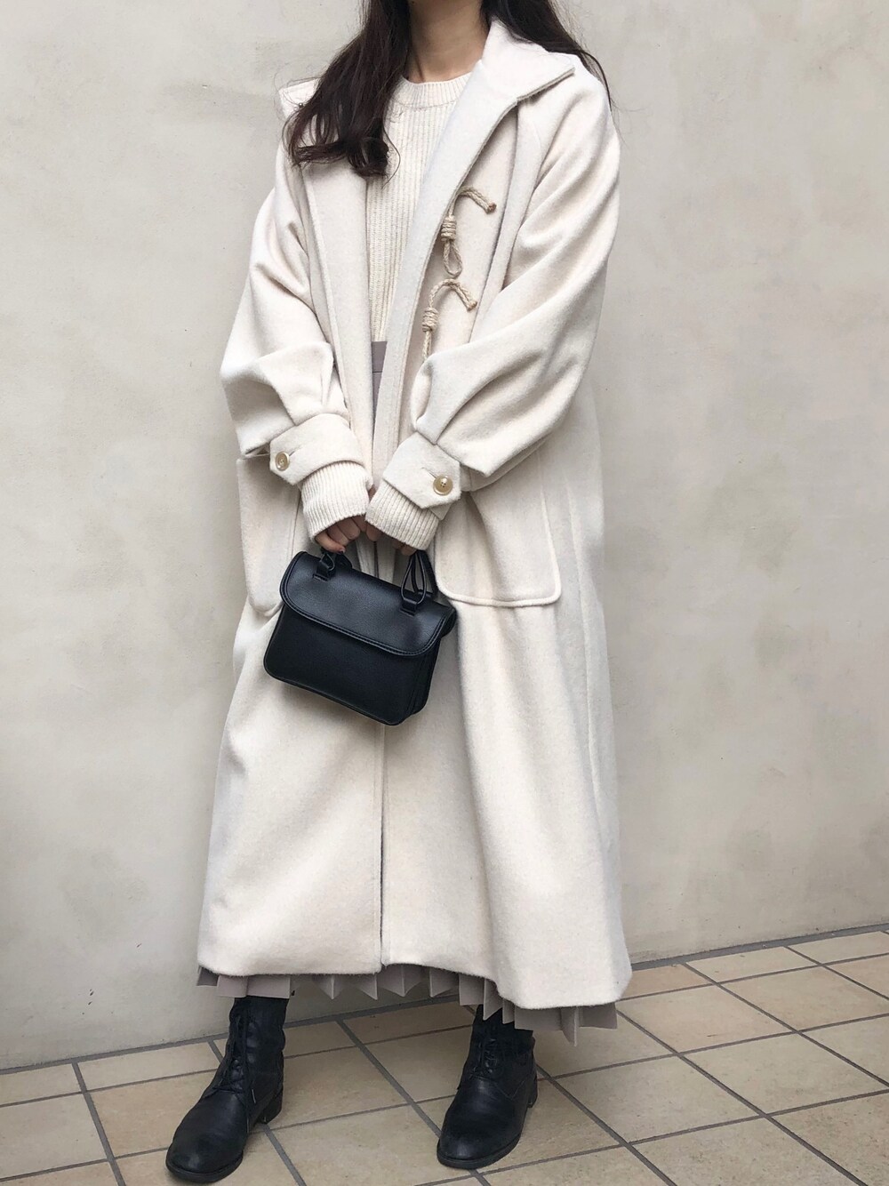 「ホワイト、ワントーンコーデ、冬コーデ、ロングコート、プリーツスカート、オトナカジュアル、isook」｜「ISOOKのSlanted toggle コート（ダッフルコート、ホワイト系）」を使った、ISOOKさん（レディース・167cm）の冬コーディネートの1枚目の写真