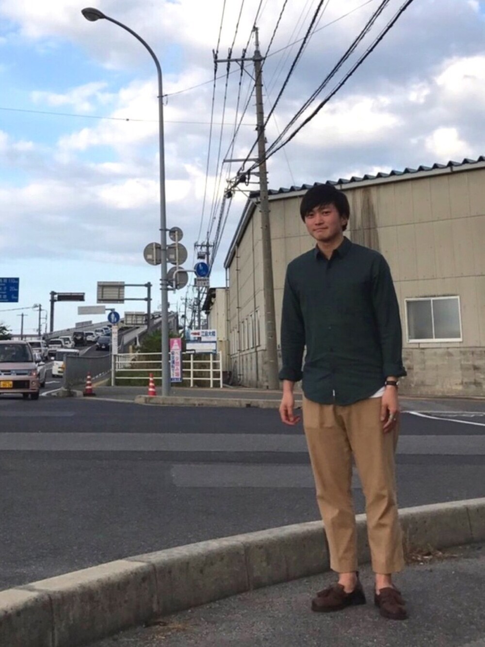 グリーン系のシャツ/ブラウスを着用したメンズの春コーディネートの1枚目の写真