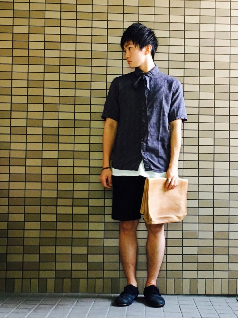 グレー系のシャツ/ブラウス、ブラック系のその他パンツ、イエロー系のクラッチバッグを着用したメンズの夏コーディネートの1枚目の写真