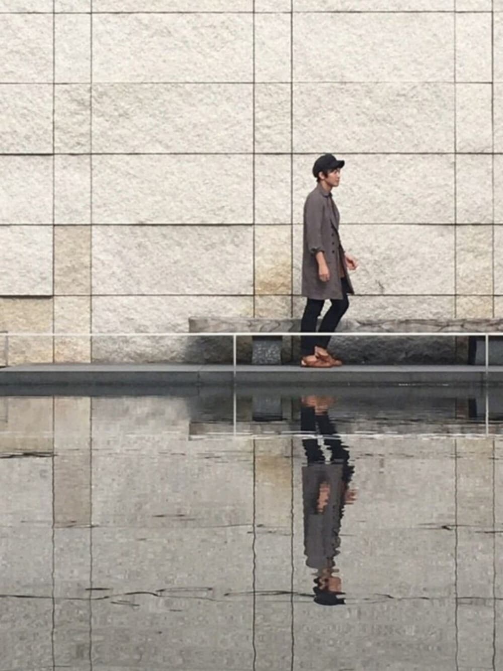 その他のトレンチコート、ブラック系のデニムパンツ、ブラック系のキャスケットを着用したメンズの秋コーディネートの1枚目の写真