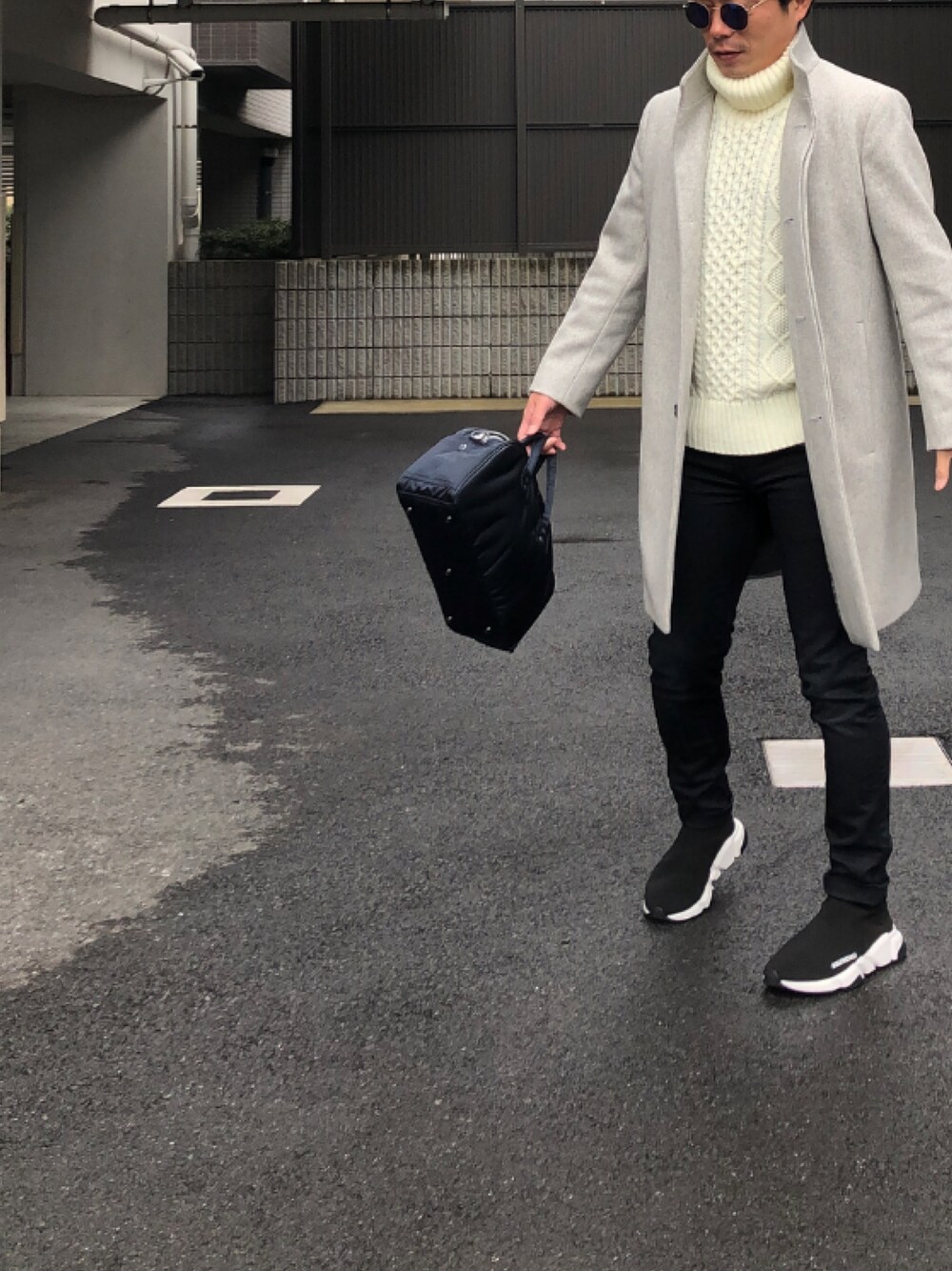「休日スタイル、カジュアル、スニーカー、BALENCIAGA、スピードトレーナー」｜「theoryのアイテム（ピーコート、グレー系）」を使った、daisukeさん（メンズ・164cm）の冬コーディネートの1枚目の写真