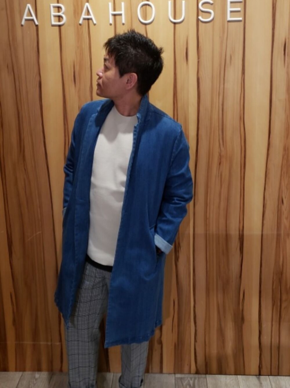 「シンプル、おしゃれさんと繋がりたい、ベージュ、秋のコーデ、ニットベスト、チェックパンツ、abahouse、御殿場プレミアムアウトレット」｜「ABAHOUSE GRAYのアイテム（チェスターコート、ブルー系）」を使った、TAKAさん（メンズ・165cm）の夏コーディネートの1枚目の写真