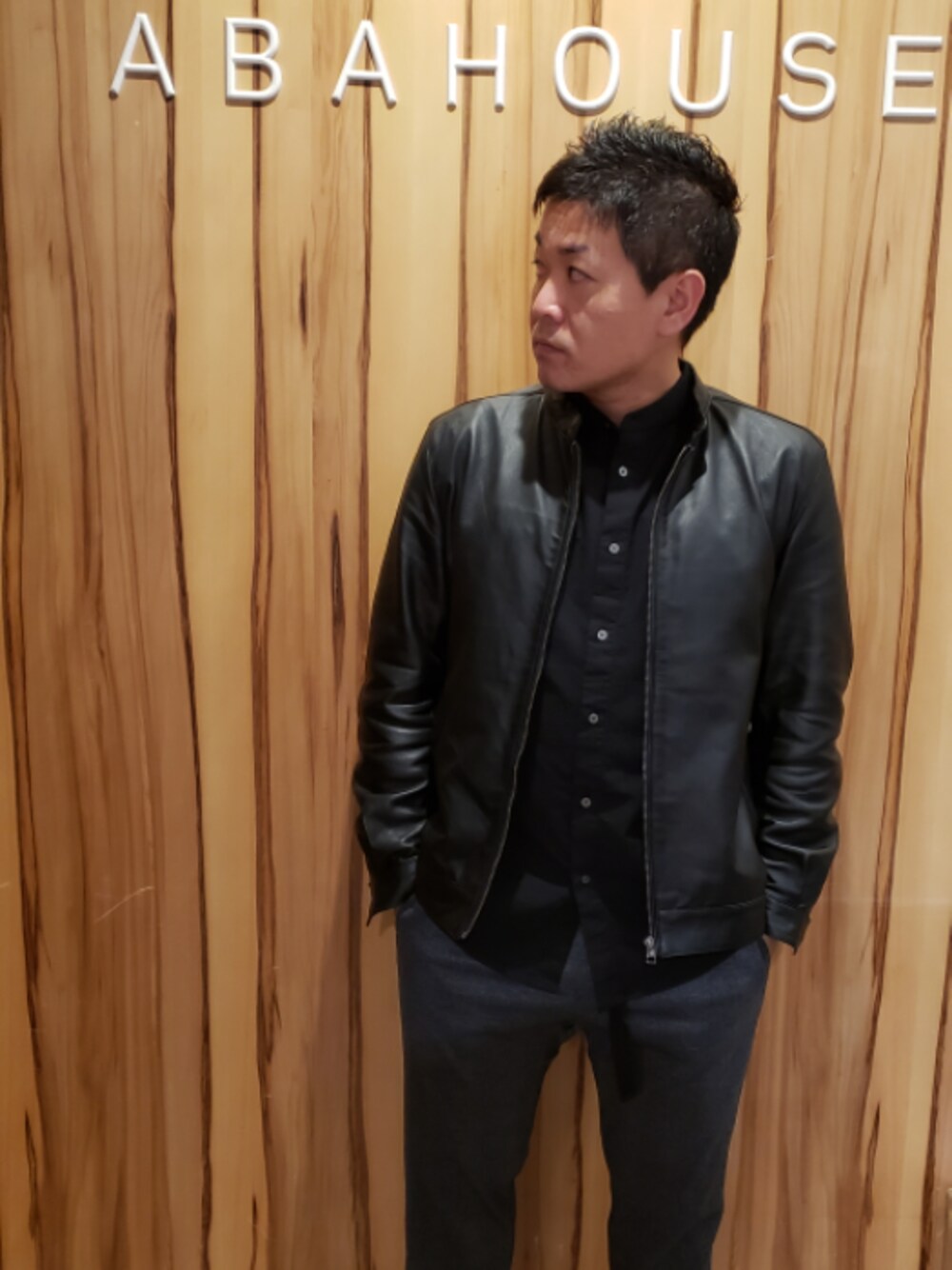 「黒、レザージャケット、バンドカラー、モノトーン、大人カジュアル、美脚パンツ、abahouse、御殿場プレミアム・アウトレット」｜「ABAHOUSE GRAYの【展開店舗限定】ラム レザー シングル ライダース（ライダースジャケット、ブラック系）」を使った、TAKAさん（メンズ・165cm）の秋コーディネートの1枚目の写真