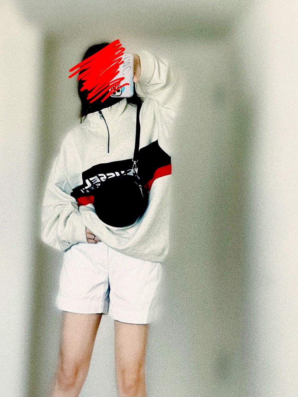 「ホワイトコーデ、ストリート女子、春、カジュアルストリート、ストリート好きと繋がりたい、スニーカーコーデ、メンズアイテム、休日スタイル、ハーフジップパーカー、ショートパンツ」｜「POLO RALPH LAURENのアイテム（その他パンツ、ホワイト系）」を使った、0o.kiki_sheikh.o0さん（レディース・157cm）の春コーディネートの1枚目の写真