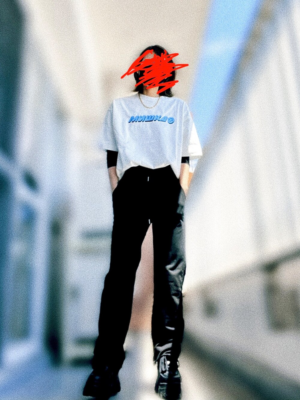 「休日コーデ、ラフ、MISHKAGIRL、ストリート女子、ストリートファッション、黒スウェット、厚底スニーカー、AliExpress、メンズライクコーデ、ストリート好きと繋がりたい」｜「MISHKAのアイテム（Tシャツ/カットソー、ホワイト系）」を使った、0o.kiki_sheikh.o0さん（レディース・157cm）の春コーディネートの1枚目の写真