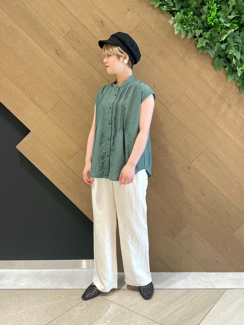 グリーン系のシャツ/ブラウス、ホワイト系のその他パンツ、ブラック系のサンダルを着用したレディースの春コーディネートの1枚目の写真