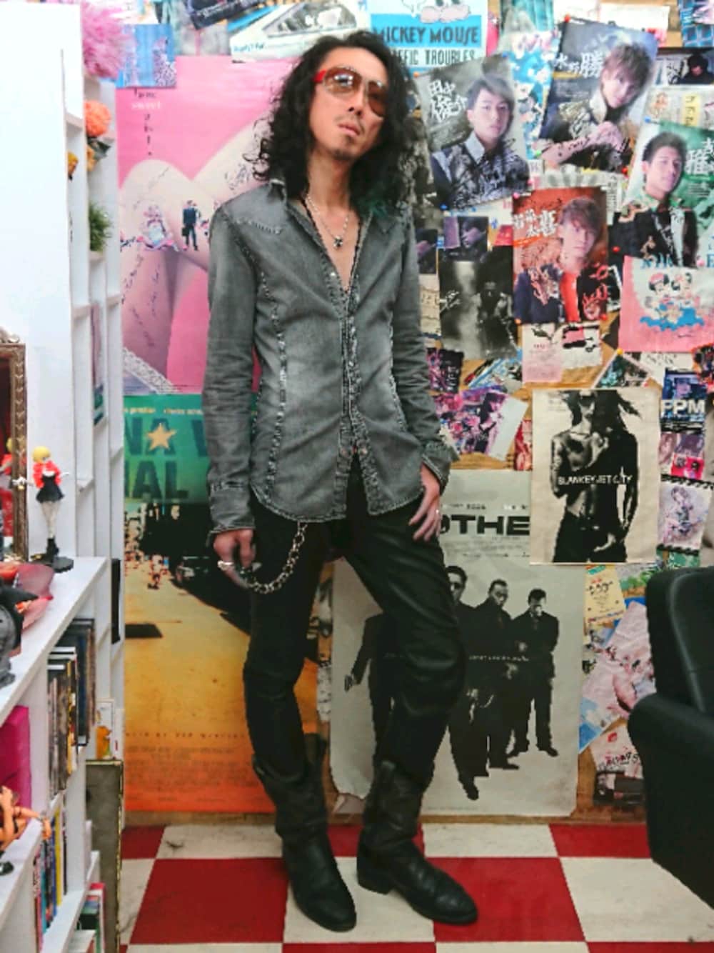 「秋コーデ、ベンジー、浅井健一、ブランキージェットシティー、ラストダンス、革パンツ、デニムシャツ」｜「Buffalo Bobsのアイテム（シャツ/ブラウス、グレー系）」を使った、みーやさん（メンズ・181cm）の秋コーディネートの1枚目の写真