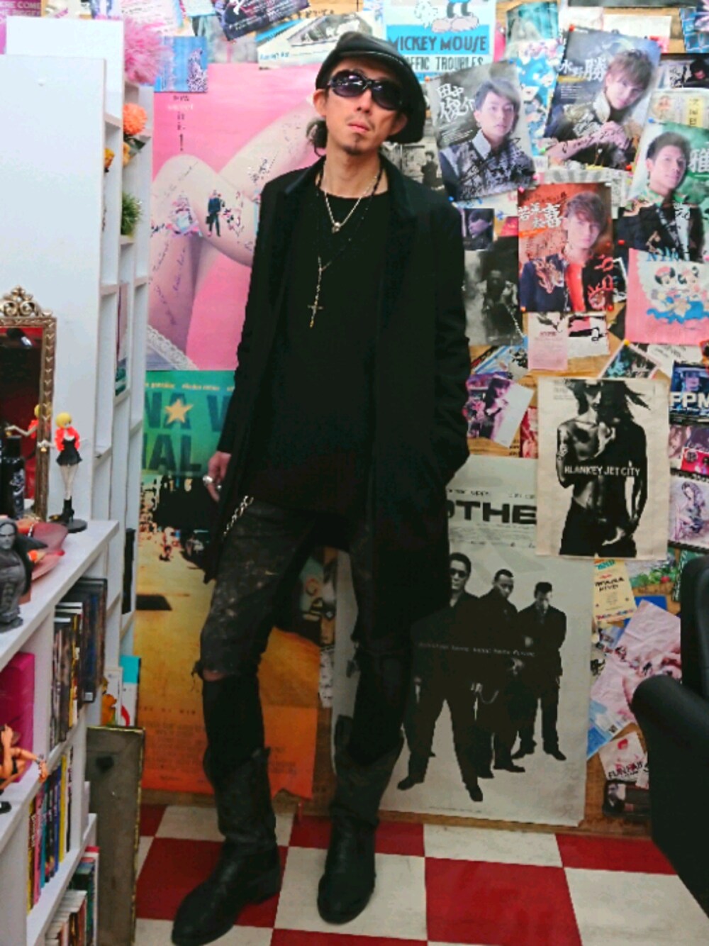 ブラック系のチェスターコート、ブラック系のサングラスを着用したメンズの冬コーディネートの1枚目の写真