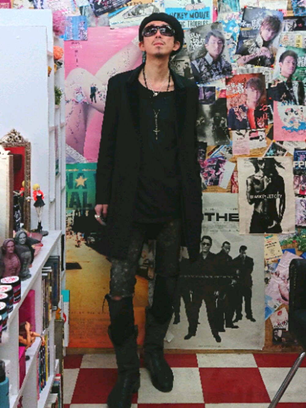 ブラック系のチェスターコートを着用したメンズの冬コーディネートの1枚目の写真