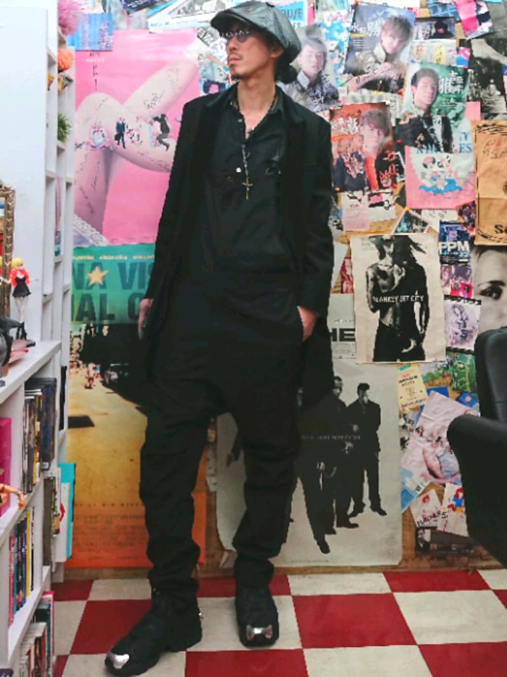 「オーバーオール、ロングシャツ、サロペット、バックラッシュ」｜「ISAMU KATAYAMA BACKLASHのアイテム（サロペット/オーバーオール、ブラック系）」を使った、みーやさん（メンズ・181cm）の冬コーディネートの1枚目の写真