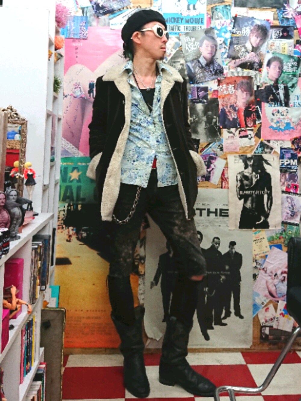 「古着、古着MIX、柄シャツ、ボアジャケット、ダメージデニムパンツ、トニーラマ」｜「RUDE GALLERYのアイテム（ムートンコート、ブラウン系）」を使った、みーやさん（メンズ・181cm）の冬コーディネートの1枚目の写真