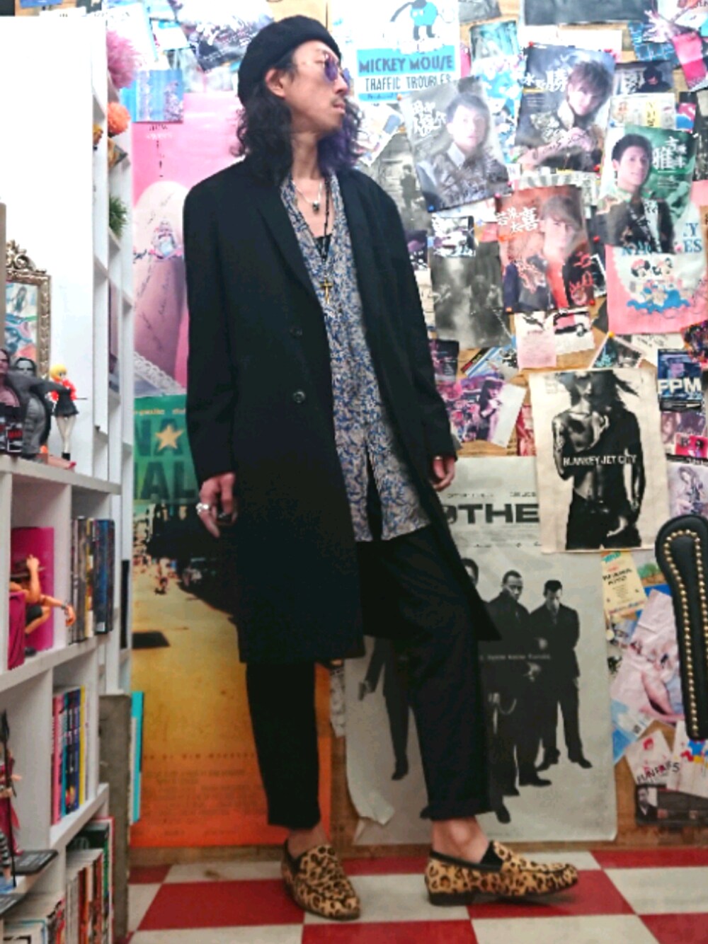 「ゆるコーデ、柄シャツ、スラックス、チンピラ」｜「RUDE GALLERYのアイテム（シャツ/ブラウス、ブルー系）」を使った、みーやさん（メンズ・181cm）の春コーディネートの1枚目の写真