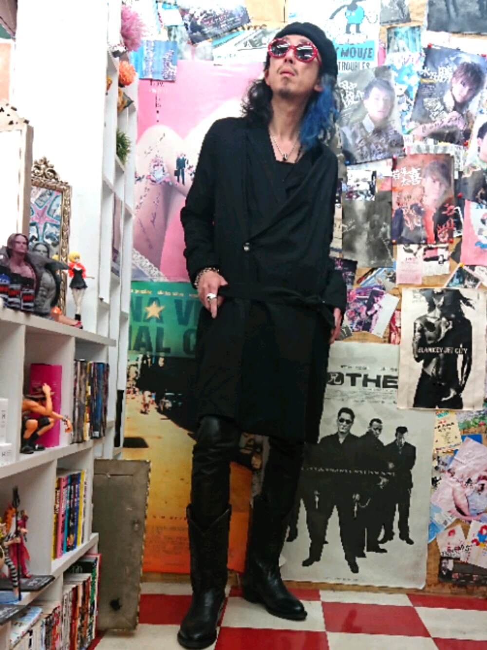 「黒コーデ、きれいめカジュアル、ルードギャラリー、RUDE GALLERY、レザーパンツ」｜「RUDE GALLERYのアイテム（チェスターコート、ブラック系）」を使った、みーやさん（メンズ・181cm）の春コーディネートの1枚目の写真