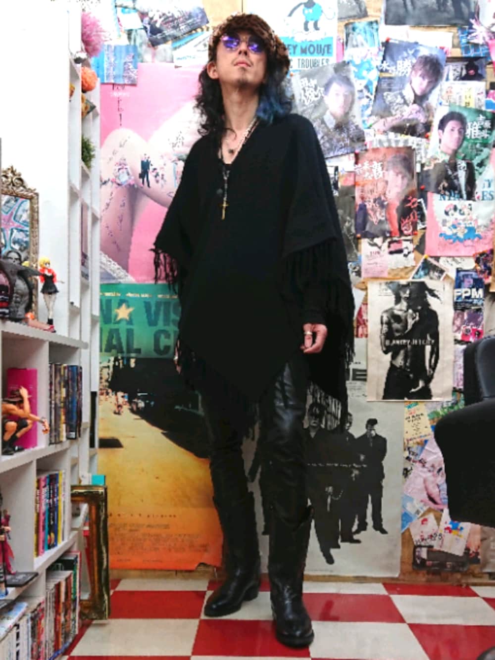 「ポンチョ、チバユウスケ、TheBirthday、RUDE GALLERY、5351 POUR LES HOMMES、レザーパンツ」｜「RUDE GALLERYのアイテム（ポンチョ、ブラック系）」を使った、みーやさん（メンズ・181cm）の春コーディネートの1枚目の写真