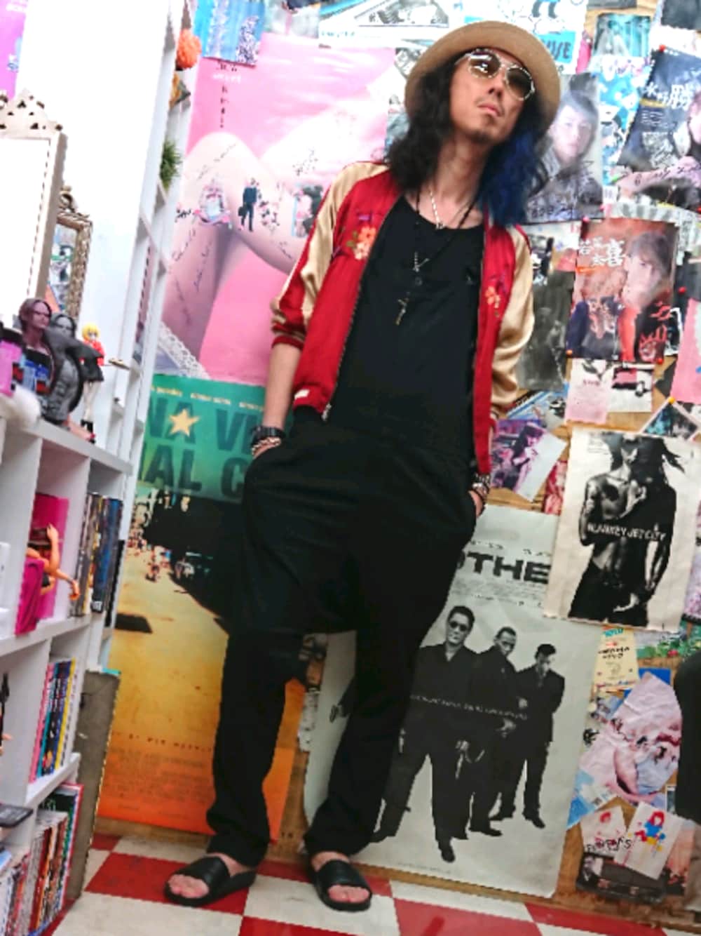「古着、スカジャン、スーベニアジャケット、ティアドロップサングラス、パナマハット、レザーサンダル、中村達也」｜「ISAMU KATAYAMA BACKLASHのアイテム（サロペット/オーバーオール、ブラック系）」を使った、みーやさん（メンズ・181cm）の春コーディネートの1枚目の写真
