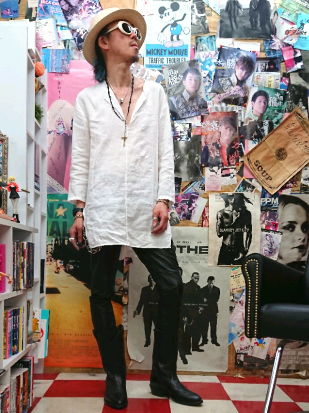 「チュニック、夏コーデ、レザーパンツ、ウエスタンブーツ、トニーラマ、アタッチメント、KAZUYUKI KUMAGAI」｜「KAZUYUKI KUMAGAI ATTACHMENTのアイテム（Tシャツ/カットソー、ホワイト系）」を使った、みーやさん（メンズ・181cm）の夏コーディネートの1枚目の写真