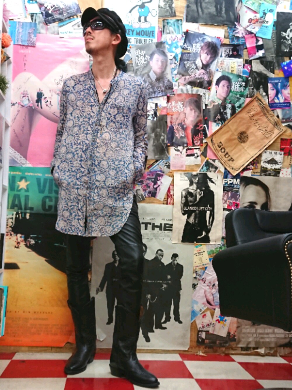 「柄シャツ、レザーパンツ、革パンツ、トニーラマ、ブラックフライ、BlackFlys」｜「RUDE GALLERYのアイテム（シャツ/ブラウス、ブルー系）」を使った、みーやさん（メンズ・181cm）の夏コーディネートの1枚目の写真