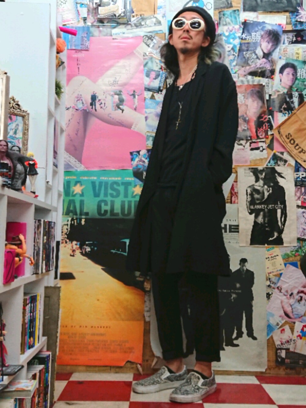 「秋のコーデ、黒コーデ、さしいろ、RUDE GALLERY」｜「RUDE GALLERYのアイテム（チェスターコート、ブラック系）」を使った、みーやさん（メンズ・181cm）の秋コーディネートの1枚目の写真