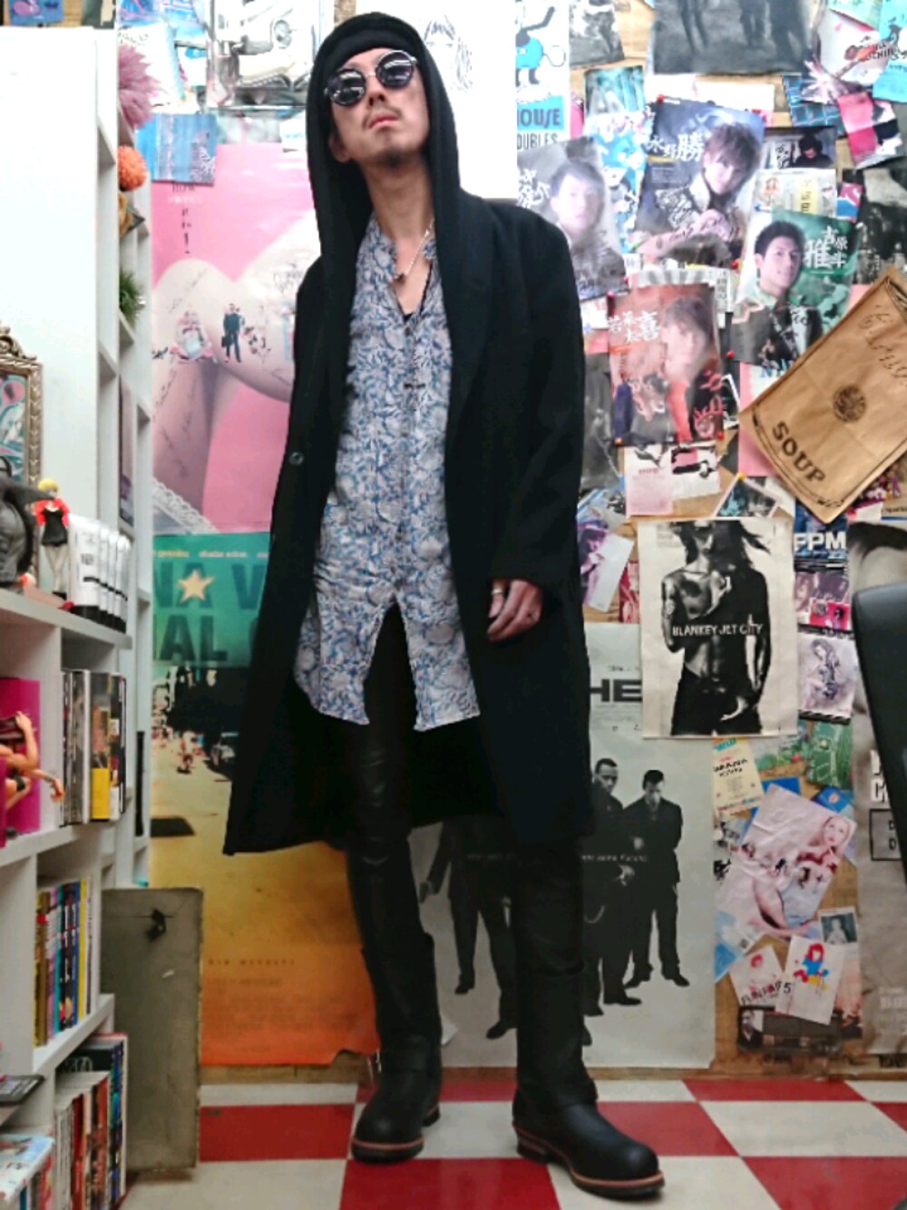 「エンジニアブーツ、レッドウィング、レザーパンツ、柄シャツ」｜「H&Mのアイテム（チェスターコート、ブラック系）」を使った、みーやさん（メンズ・181cm）の冬コーディネートの1枚目の写真