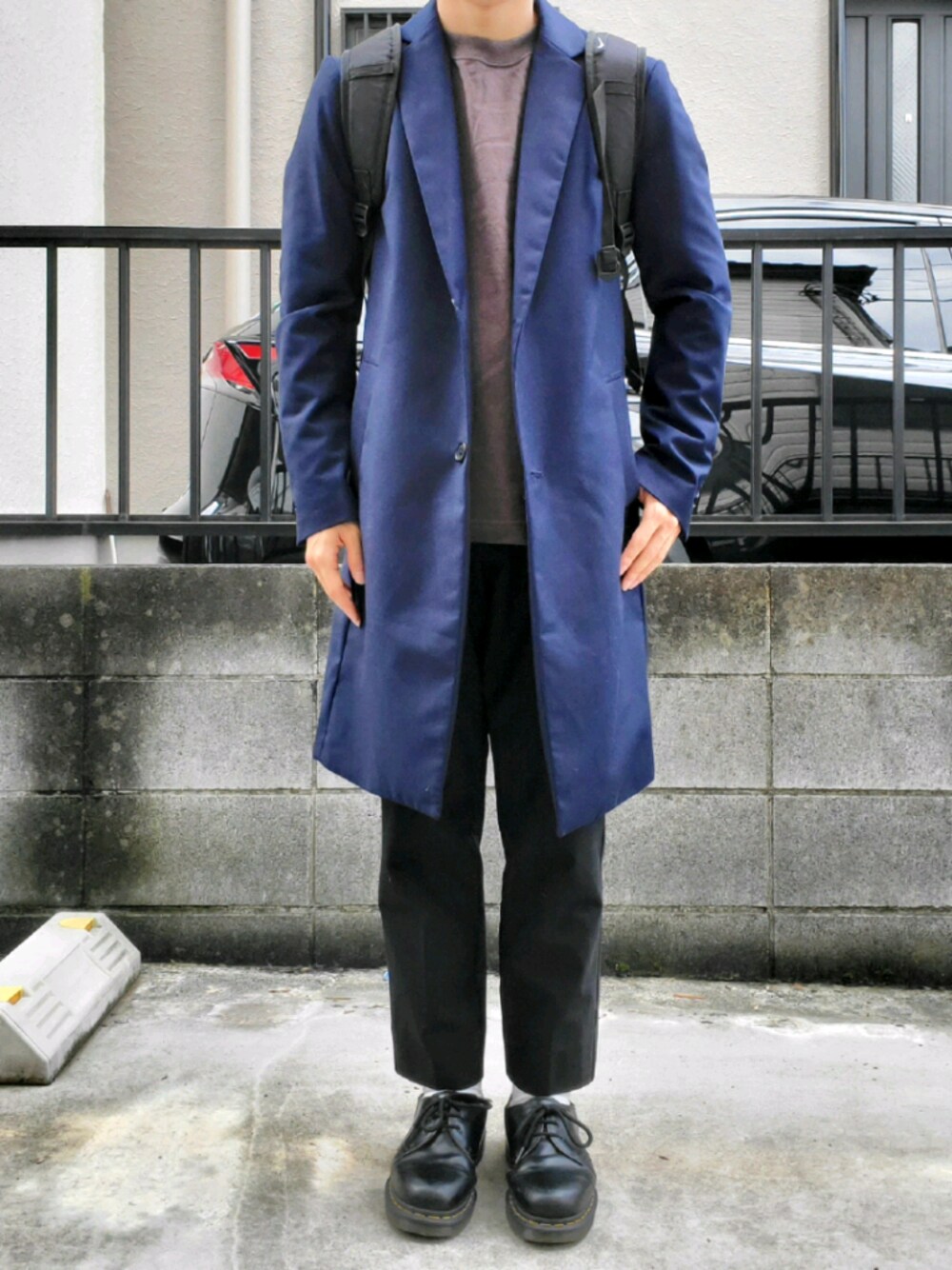 「春コーデ、きれいめカジュアル、大人カジュアル、低身長、チェスターコート、スラックス、Dr.Martens、UNIQLO、HARE、シンプル」｜「DOOPZのDOOPZ TRチェスターコート（チェスターコート、ブルー系）」を使った、takahiroさん（メンズ・163cm）の冬コーディネートの1枚目の写真