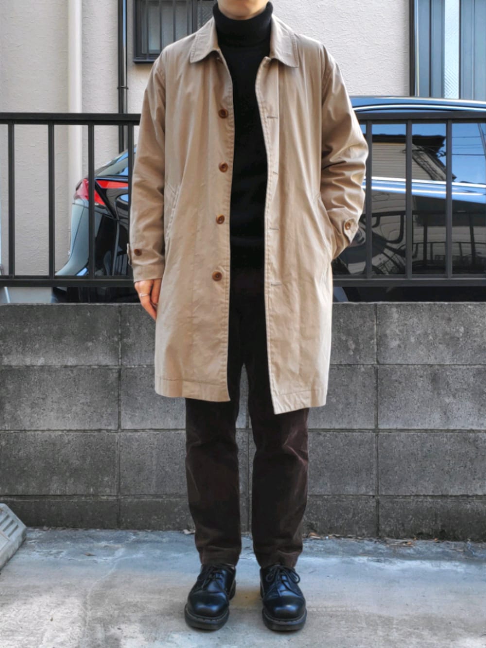 「冬コーデ、私の推しブランド、低身長、タートルネック、コーデュロイパンツ、Dr.Martens、ステンカラーコート、きれいめカジュアル、オトナカジュアル、ブラックコーデ」｜「MHL.のCOTTON NYLON CANVAS（ステンカラーコート、ベージュ系）」を使った、takahiroさん（メンズ・163cm）の冬コーディネートの1枚目の写真