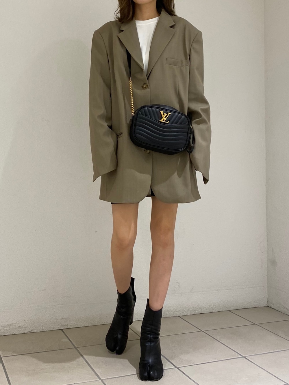 「秋冬コーデ、大人カジュアル、ootd、低身長コーデ、Maison Margiela、LouisVuitton、テーラードジャケット、ベージュ、オーバーサイズ、お洒落さんとつながりたい」｜「LOUIS VUITTONのアイテム（ショルダーバッグ、ブラック系）」を使った、Pさん（レディース・153cm）の秋コーディネートの1枚目の写真