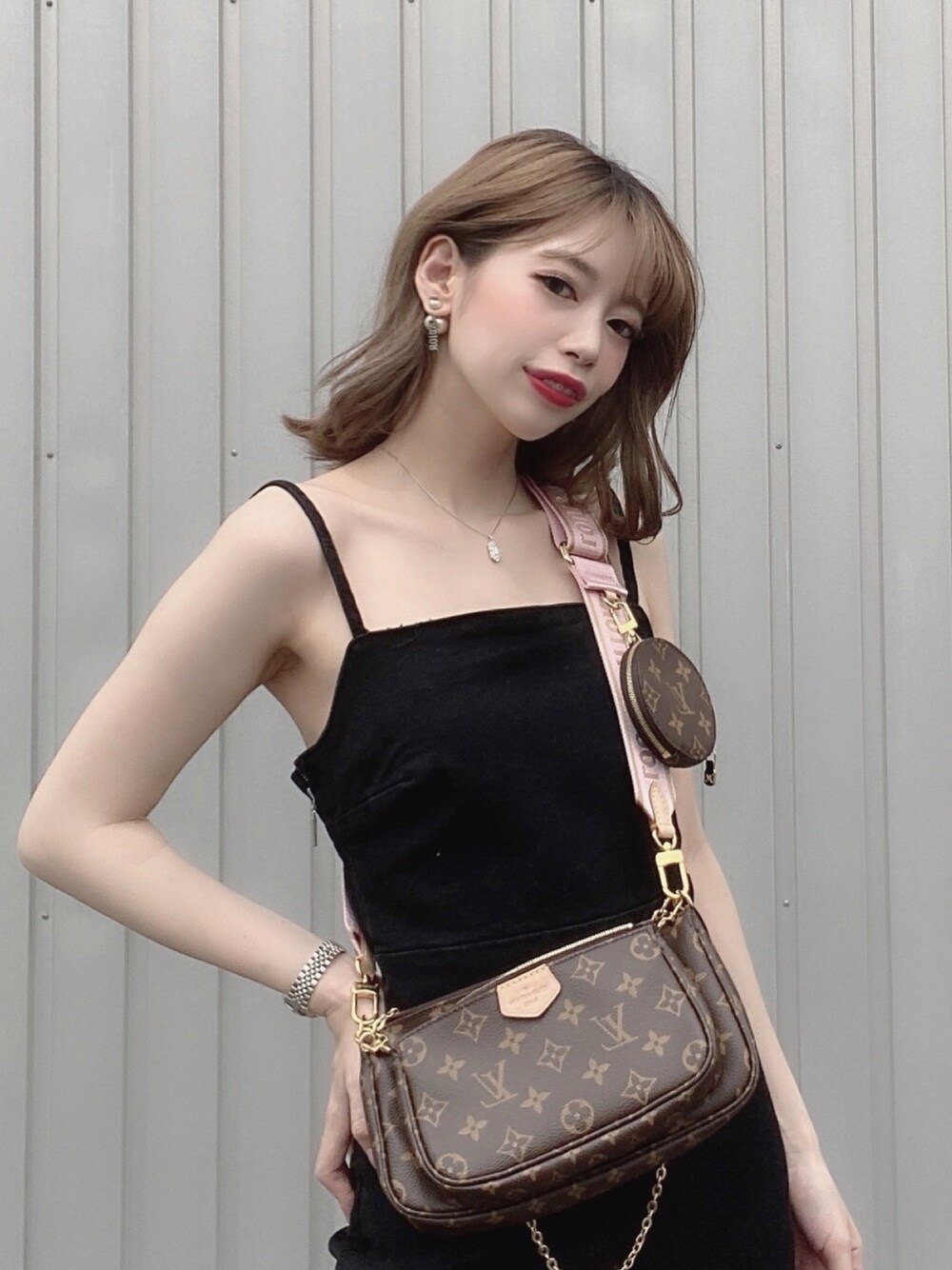 「シンプルコーデ、オトナカジュアル、おしゃれさんと繋がりたい、休日スタイル、低身長、いいね、save、フォローお願いします🤑、LouisVuitton、ZARA、スニーカー、スニーカーコーデ」｜「ZARAのアイテム（ワンピース、ブラック系）」を使った、Pさん（レディース・153cm）の夏コーディネートの1枚目の写真
