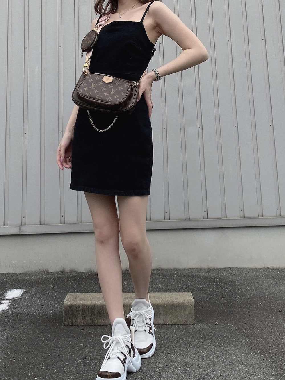 「シンプルコーデ、オトナカジュアル、おしゃれさんと繋がりたい、休日スタイル、低身長、ZARA、ワンピース、スニーカー、LouisVuitton、韓国ファッション」｜「LOUIS VUITTONのアイテム（バッグ、ブラウン系）」を使った、Pさん（レディース・153cm）の夏コーディネートの1枚目の写真