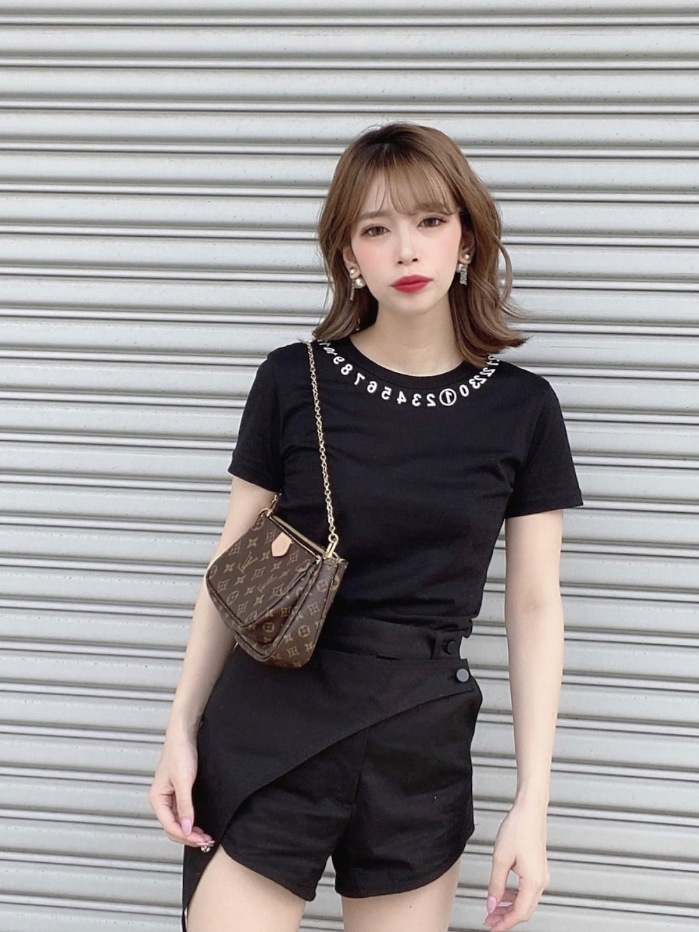 「シンプルコーデ、オトナカジュアル、おしゃれさんと繋がりたい、休日スタイル、パンツスタイル、LouisVuitton、viavanda、Dr.Martens、Maison Margiela、低身長」｜「Maison Margielaのアイテム（Tシャツ/カットソー、ブラック系）」を使った、Pさん（レディース・153cm）の夏コーディネートの1枚目の写真