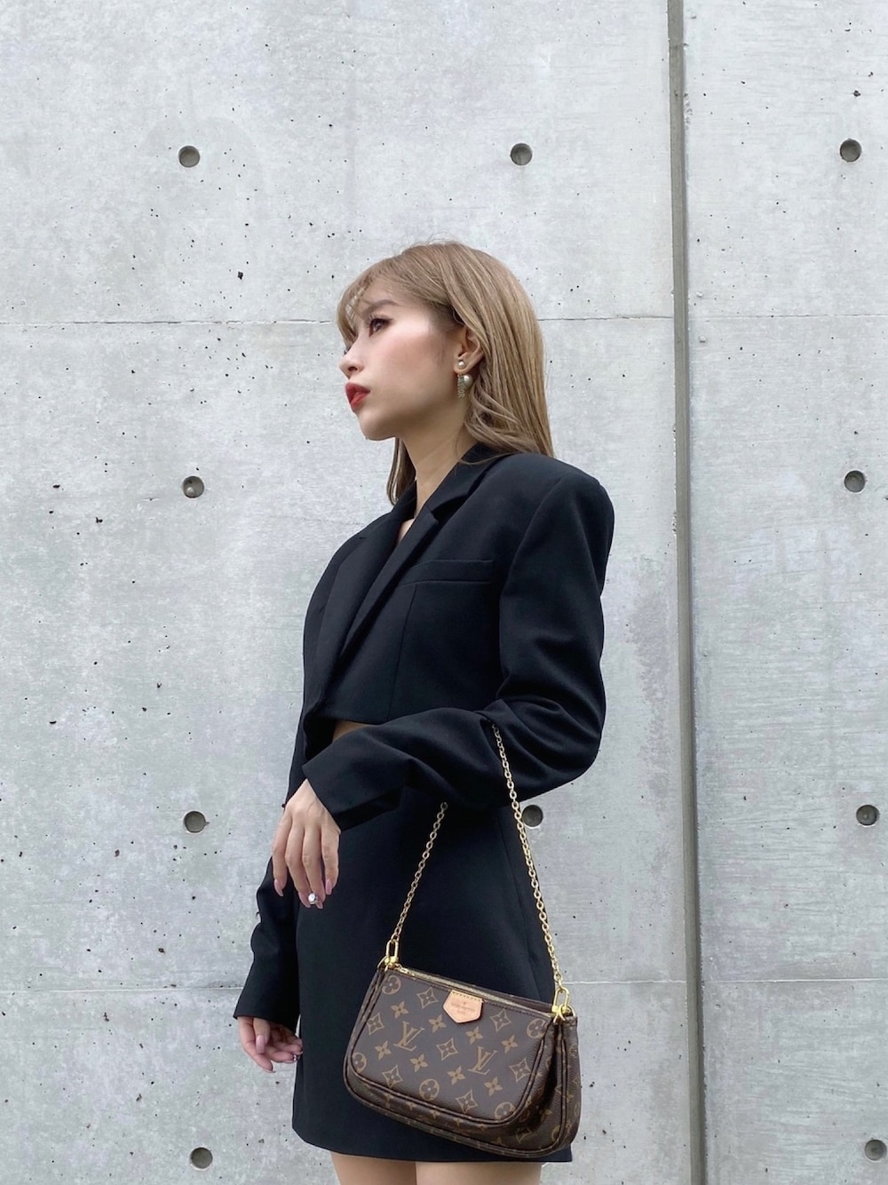 「オトナカジュアル、おしゃれさんと繋がりたい、秋のコーデ、秋服、カジュアルコーデ、オトナ女子、LouisVuitton、ZARA、ブラック、ジャケット」｜「ZARAのアイテム（ワンピース/ドレス、ブラック系）」を使った、Pさん（レディース・153cm）の秋コーディネートの1枚目の写真