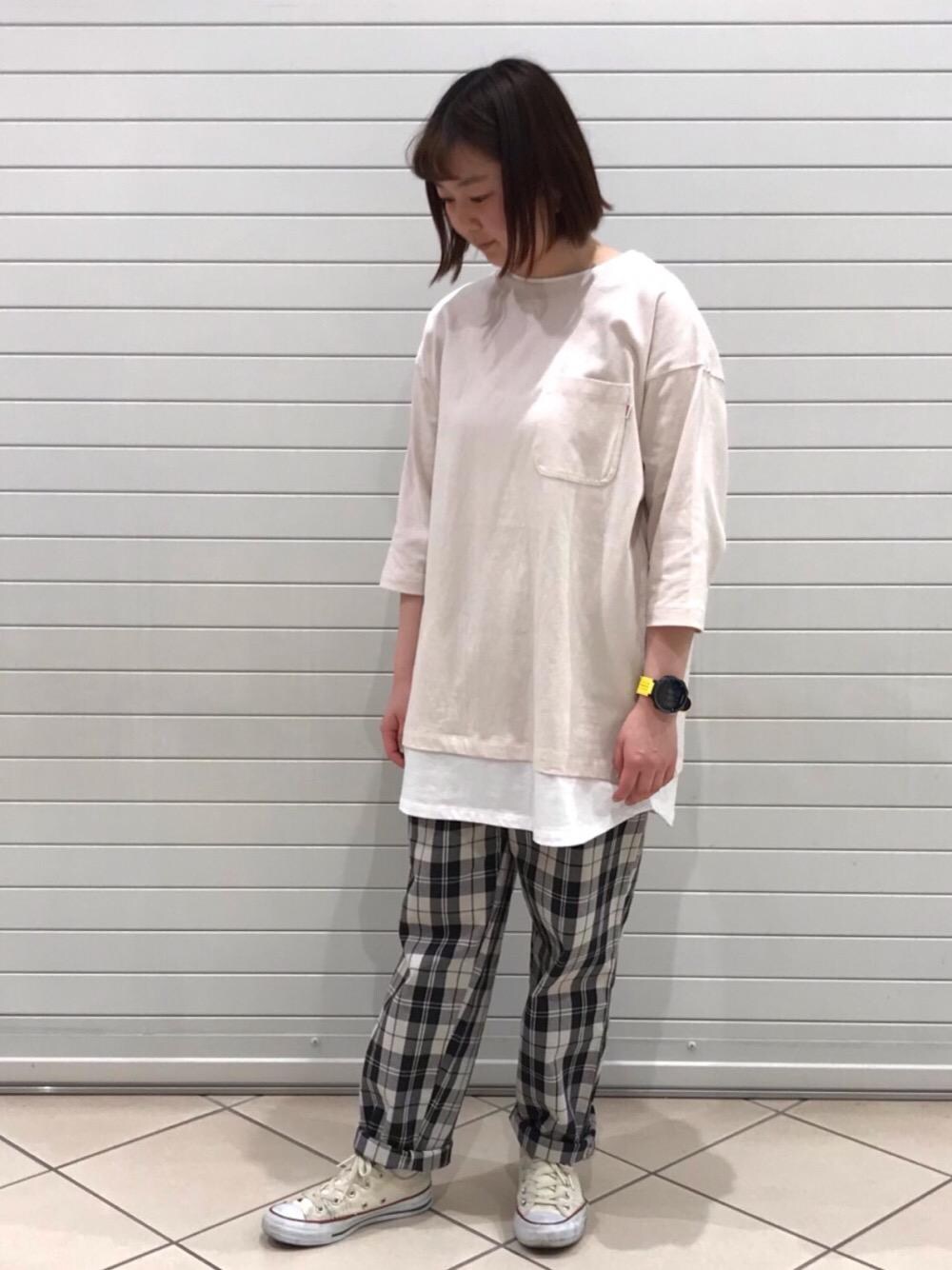 「ユニセックス、春アウター、春カラー、着回し抜群、シェフパンツ、USAコットン、女性にもオススメ！MENSパンツ、カラバリアイテム、おうち時間をくつろぐアイテム、coenオリジナルファブリック！SIERRATEX」｜「coenのUVカット対応USAコットンレイヤード7分袖Tシャツ（Tシャツ/カットソー、ベージュ系）」を使った、coen   ありさん（レディース・155cm）の春コーディネートの1枚目の写真